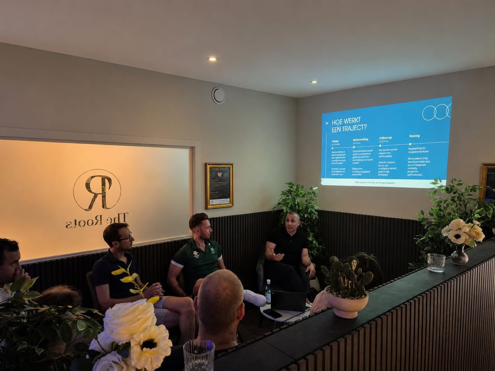 Infosessie in de loungeruimte van The Roots