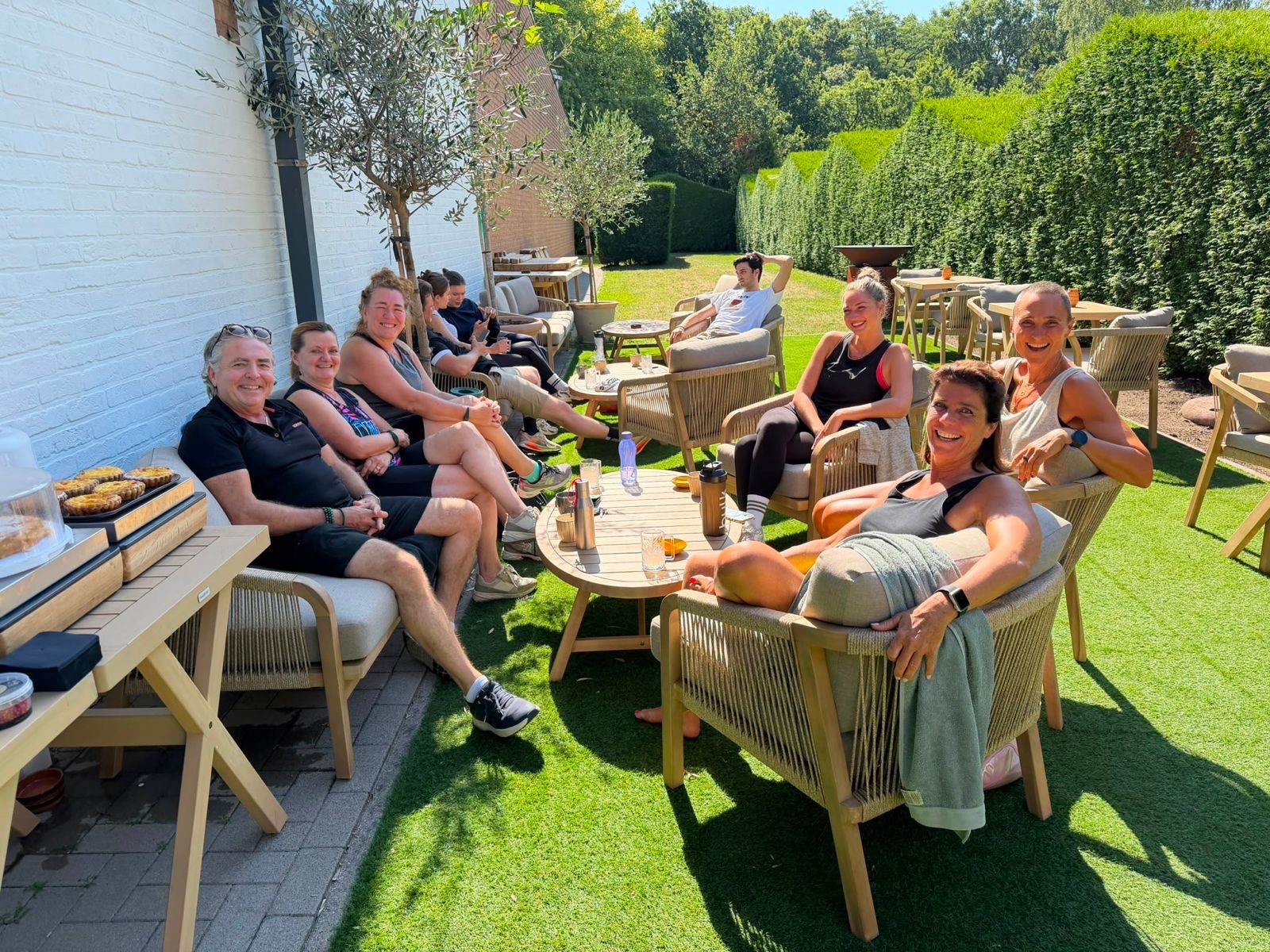 Koffiemoment in de tuin na de training