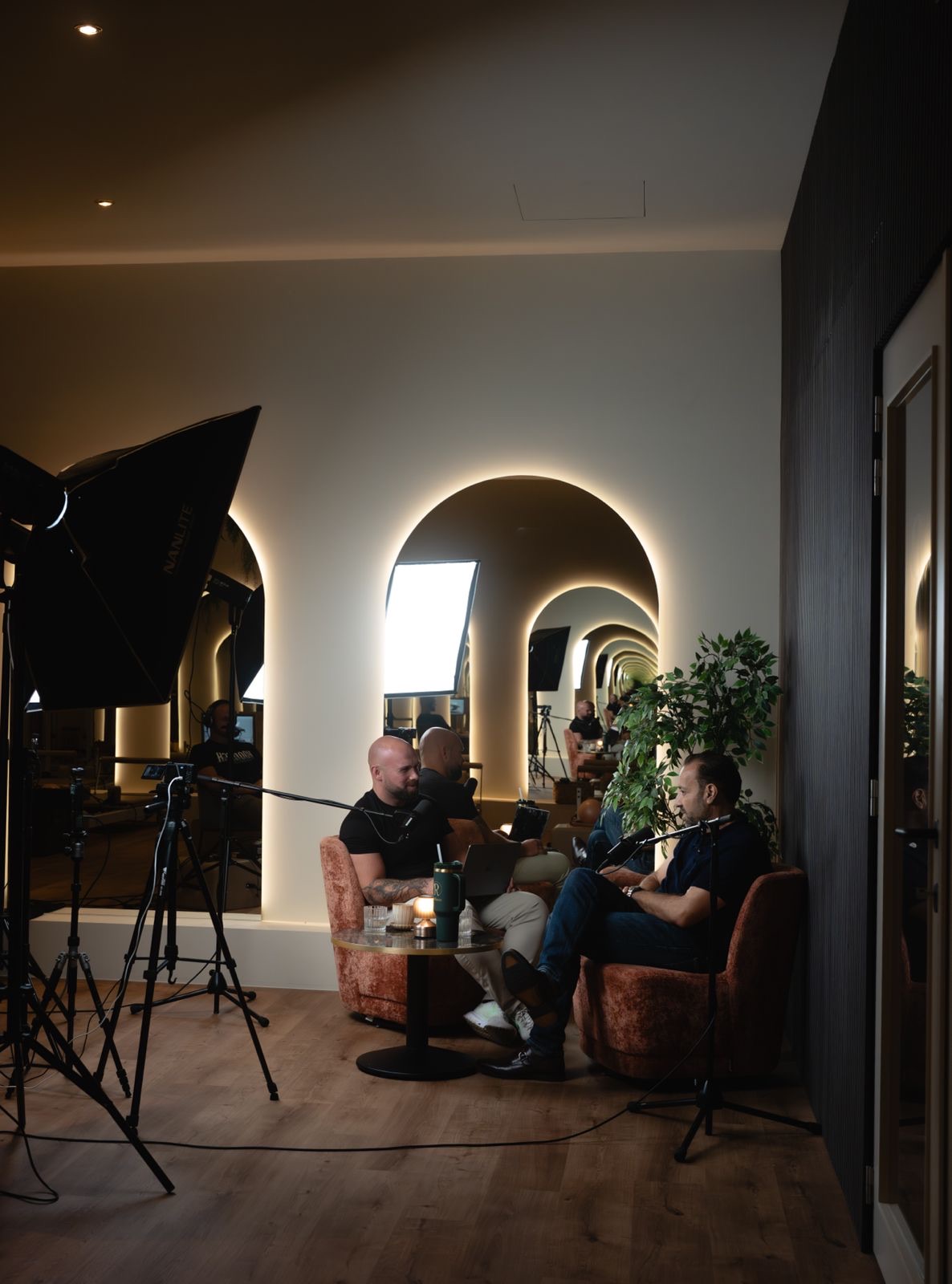 Podcastopname in de lounge van The Roots