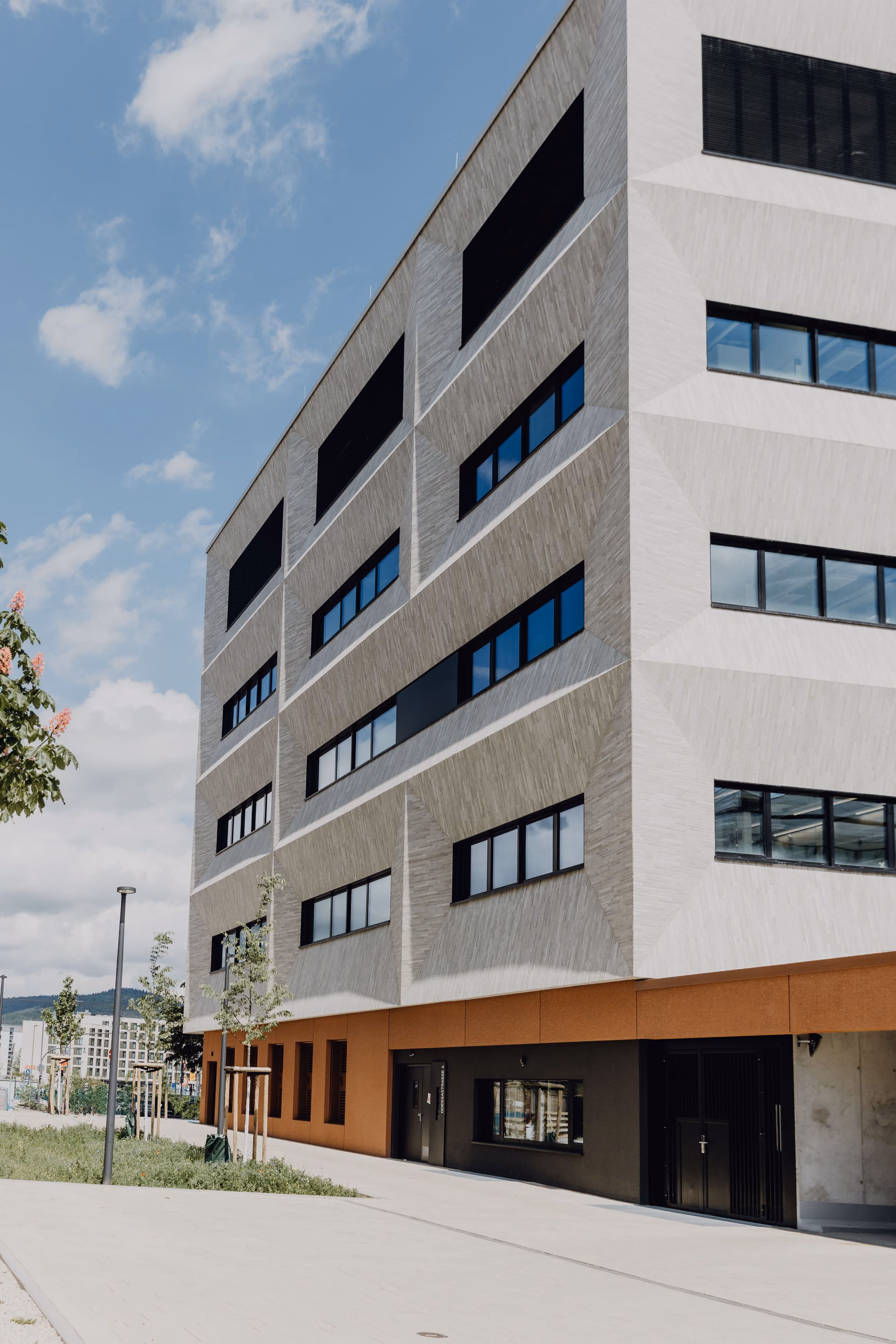 Fassadendetail einer vorgehängten hinterlüfteten Fassade (VHF) in Heidelberg