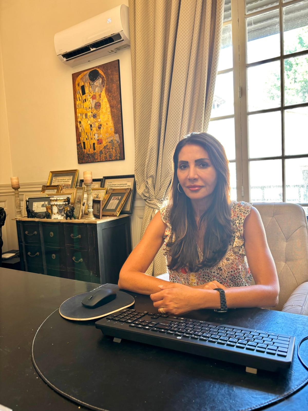 Maître Valérie Coriatt assise à son bureau dans son cabinet