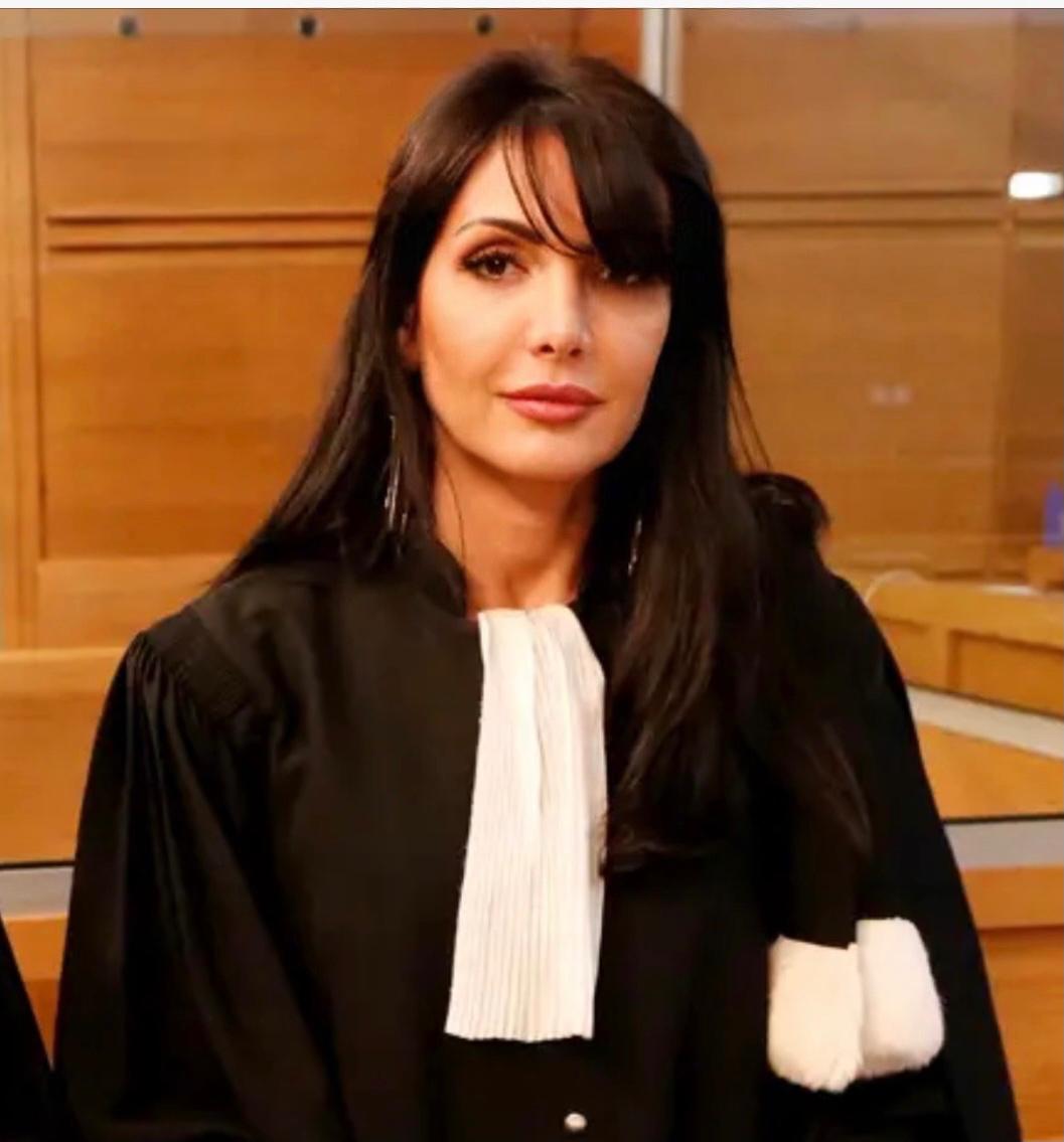 Maître Valérie Coriatt en robe d’avocate