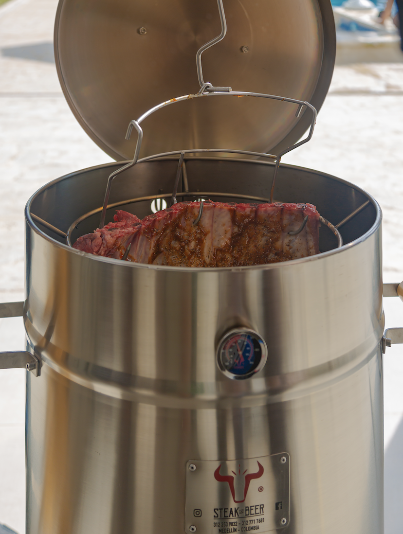 image of a family dining at the restaurant (for an italian restaurant)