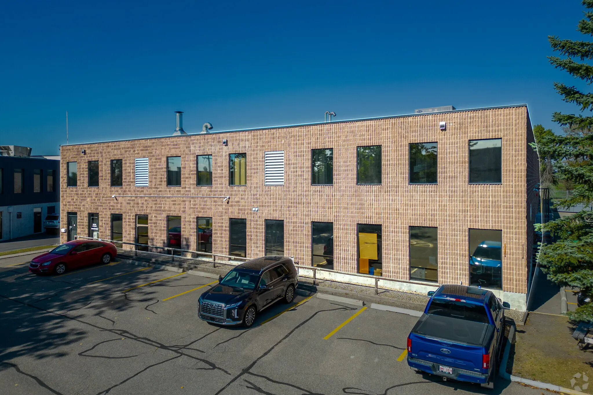 Highlight image of a commercial real estate property