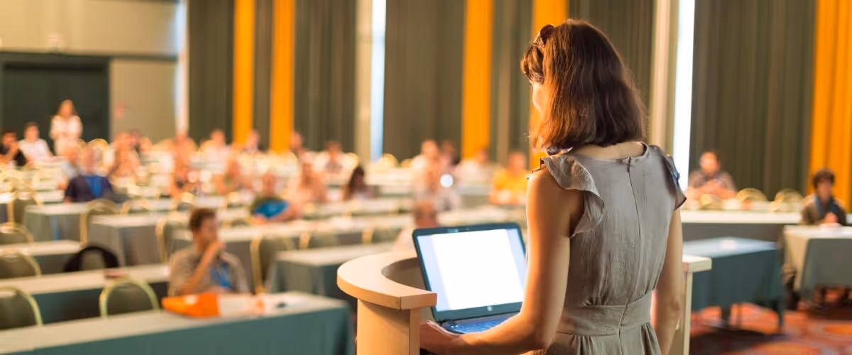speaker-at-business-conference-and-presentation-picture-id507496712