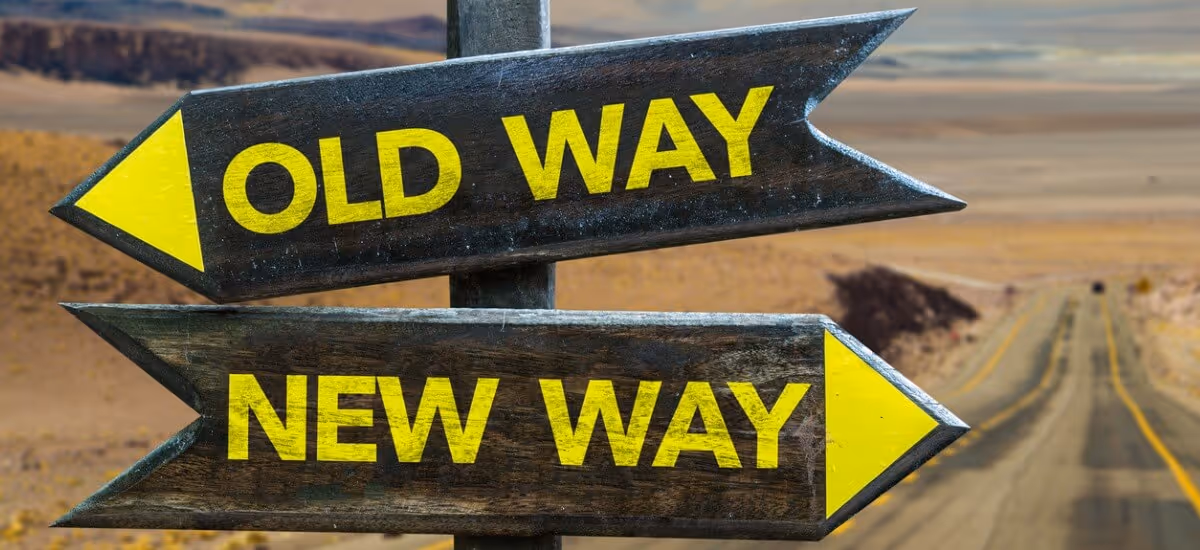 old-way-x-new-way-crossroad-picture-id834647990