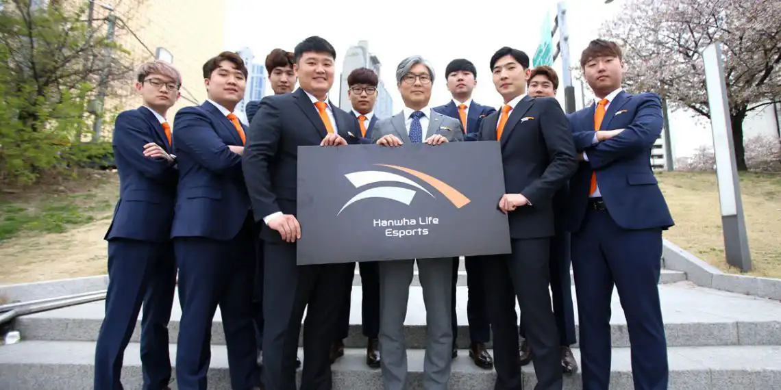 Hanwha Life Esports team posing with their organization’s banner, showcasing one of the earliest examples of esports insurance sponsorships in Korea.
