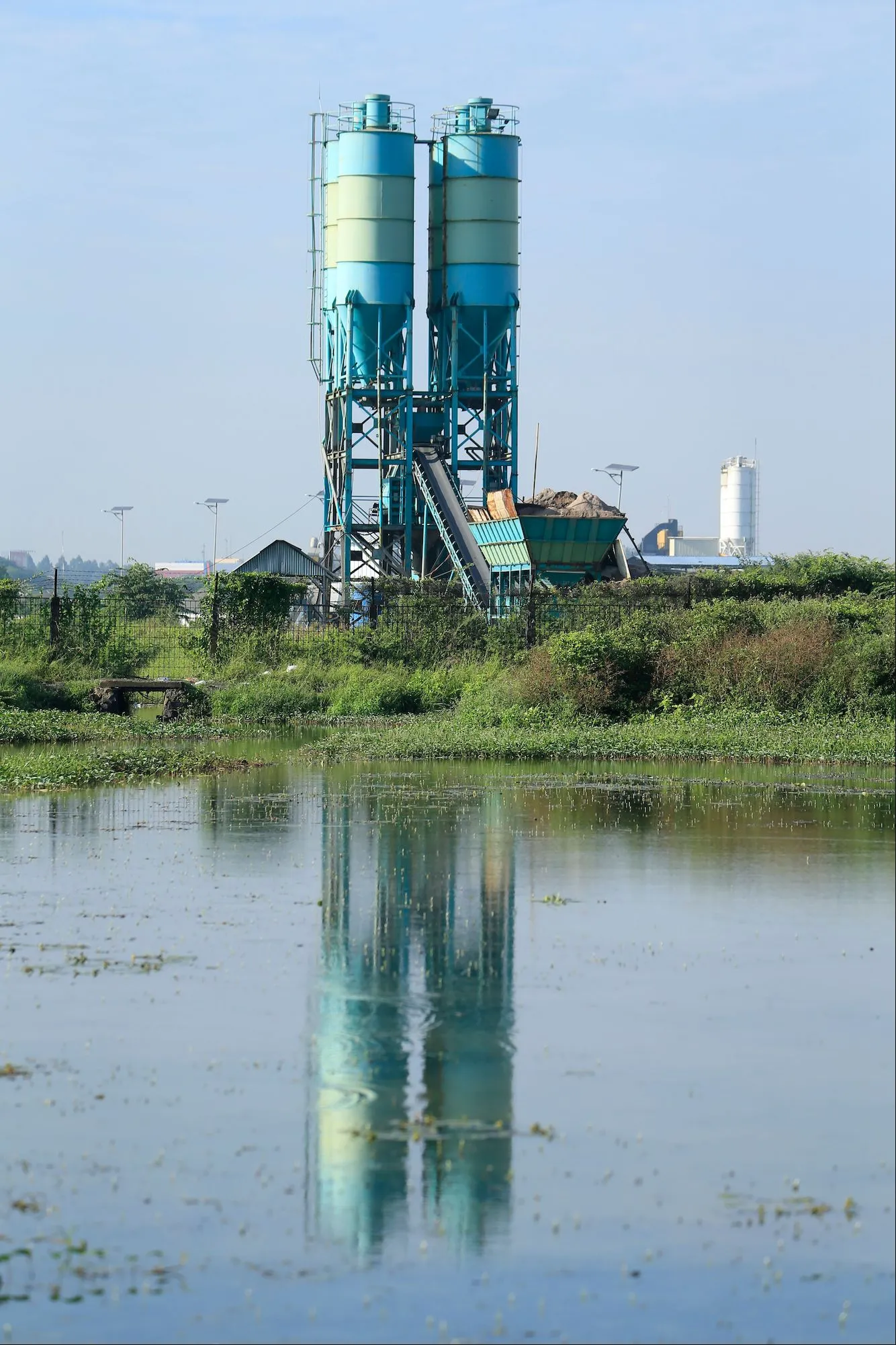 Image of a cement plant