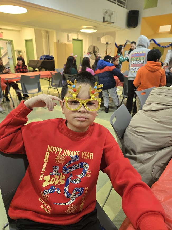 Students during holiday family decoration workshop