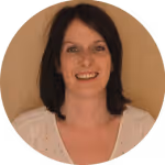 Céline Blain - Europ Assistance indique la porte d’entrée du tunnel de conversion