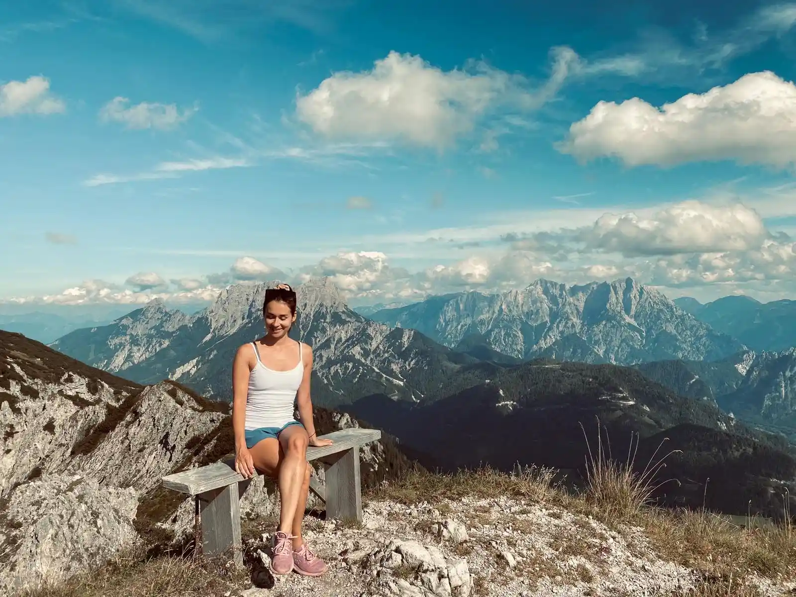 Heilpraktikerin und Osteopathin Viktoria Weinzierl – inspiriert von Natur, Bewegung und Bergen, mit Leidenschaft für Gesundheit, Körper-Seele-Balance und internationale Erfahrungen in Physiotherapie.