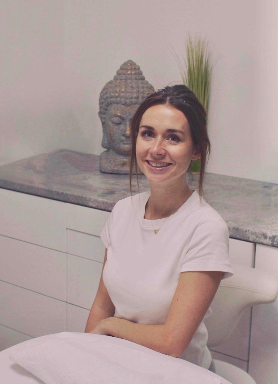 Osteopathin und Heilpraktikerin Viktoria Weinzierl sitzend im Behandlungsraum der Praxis 
Symmetrix in Sendling