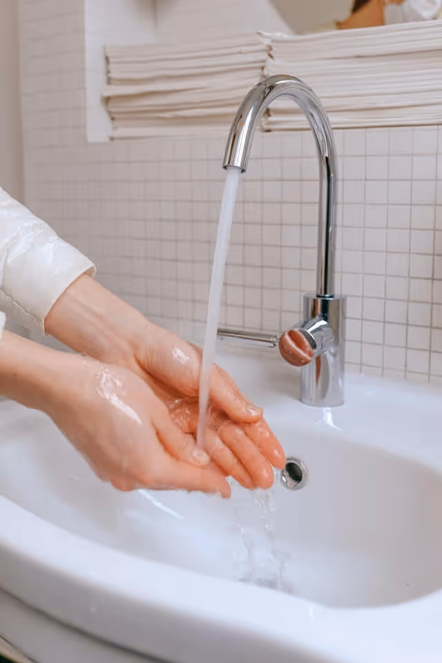 Easy one-handed operation of cordless blinds.