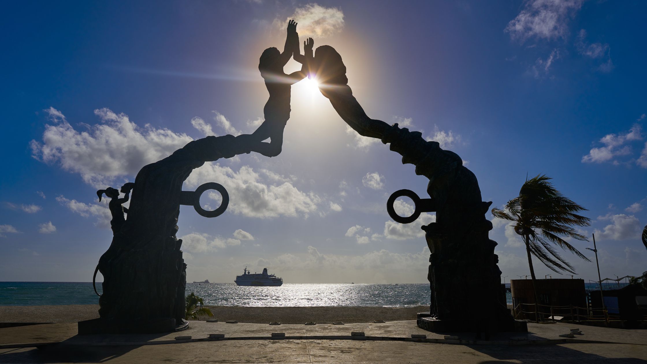 picture of the playa statue mainsquare