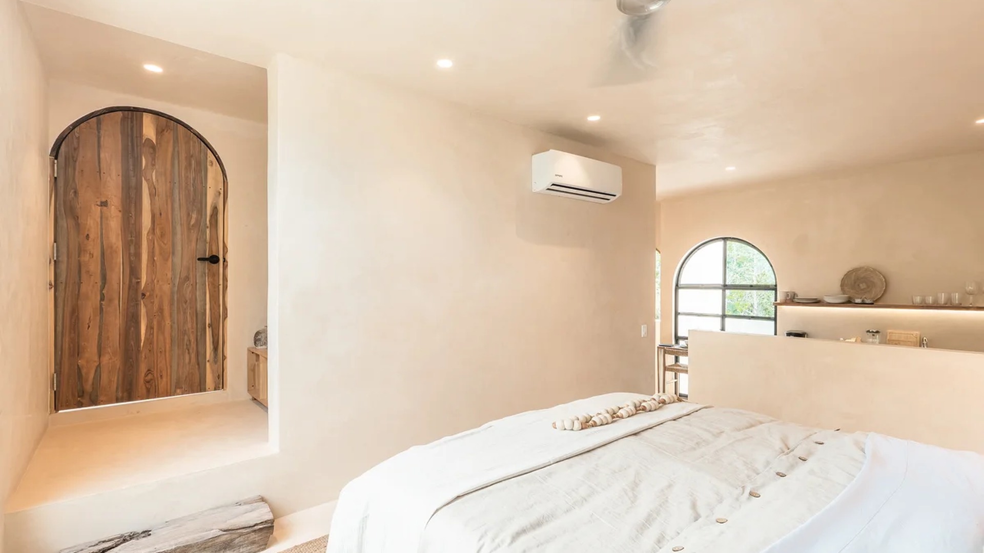 Image of a Spa / Wellness Room, featuring Organic Modern Decor and Tadelakt-style Walls.