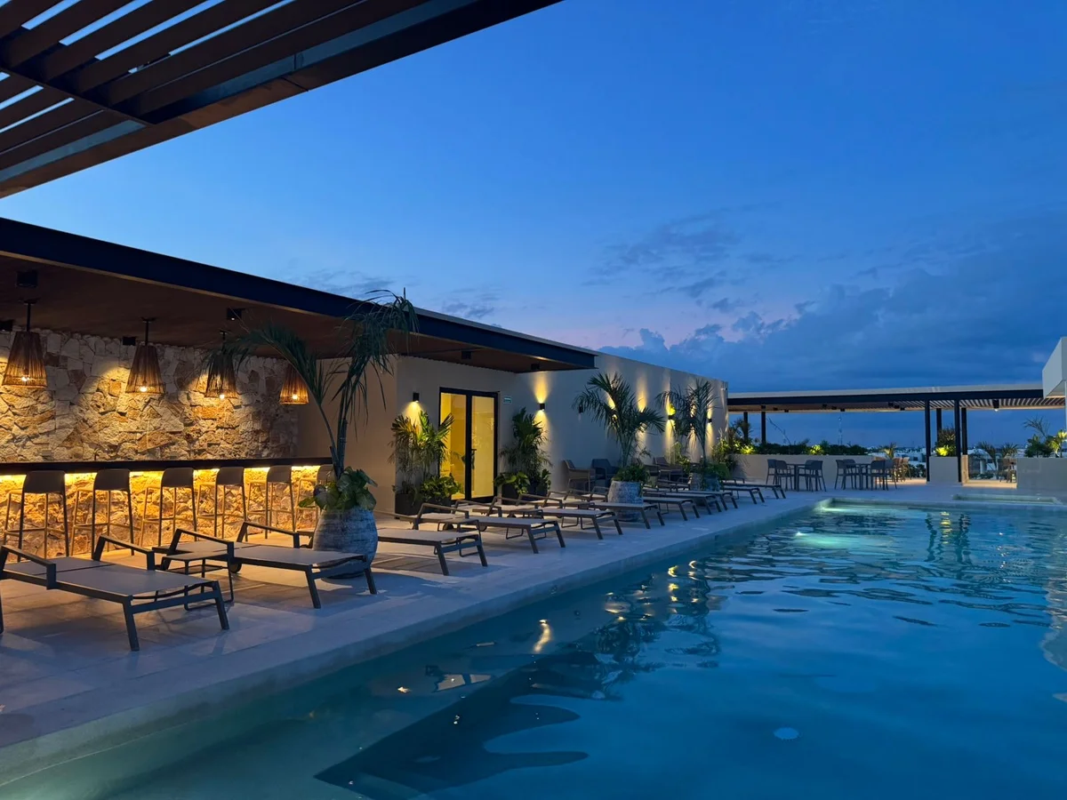 Image of a Rooftop Pool, featuring Poolside Bar and Sundeck.