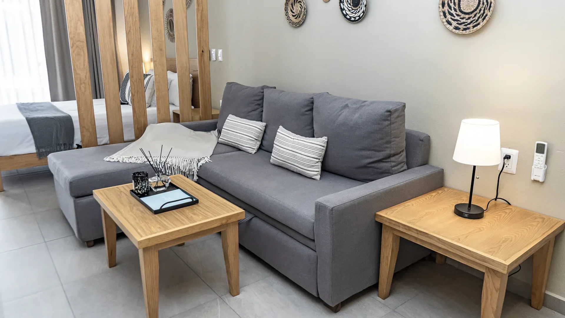 View of Studio Apartment at Levitat 20, showcasing Living Room, Modern Decor.