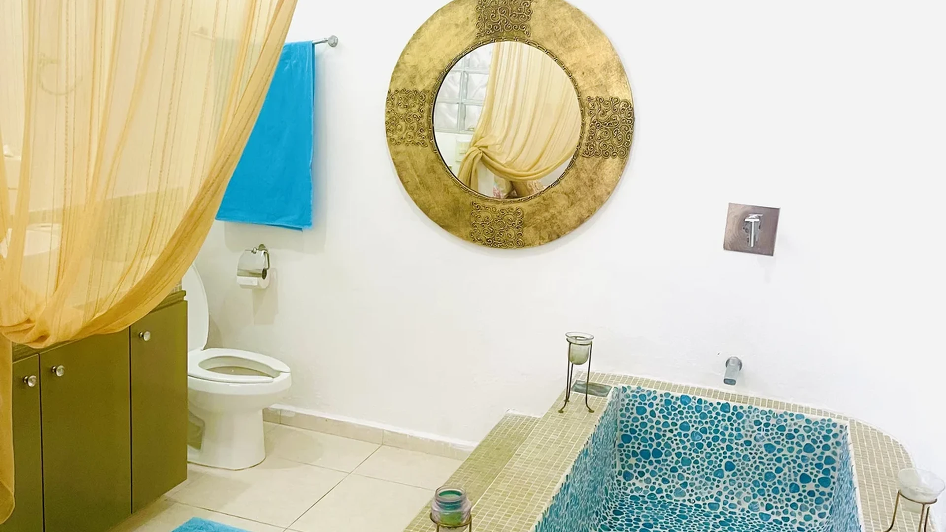 View of Residential Bathroom at Casa Dragonfly, showcasing Tiled Bathtub, Bathroom Interior.
