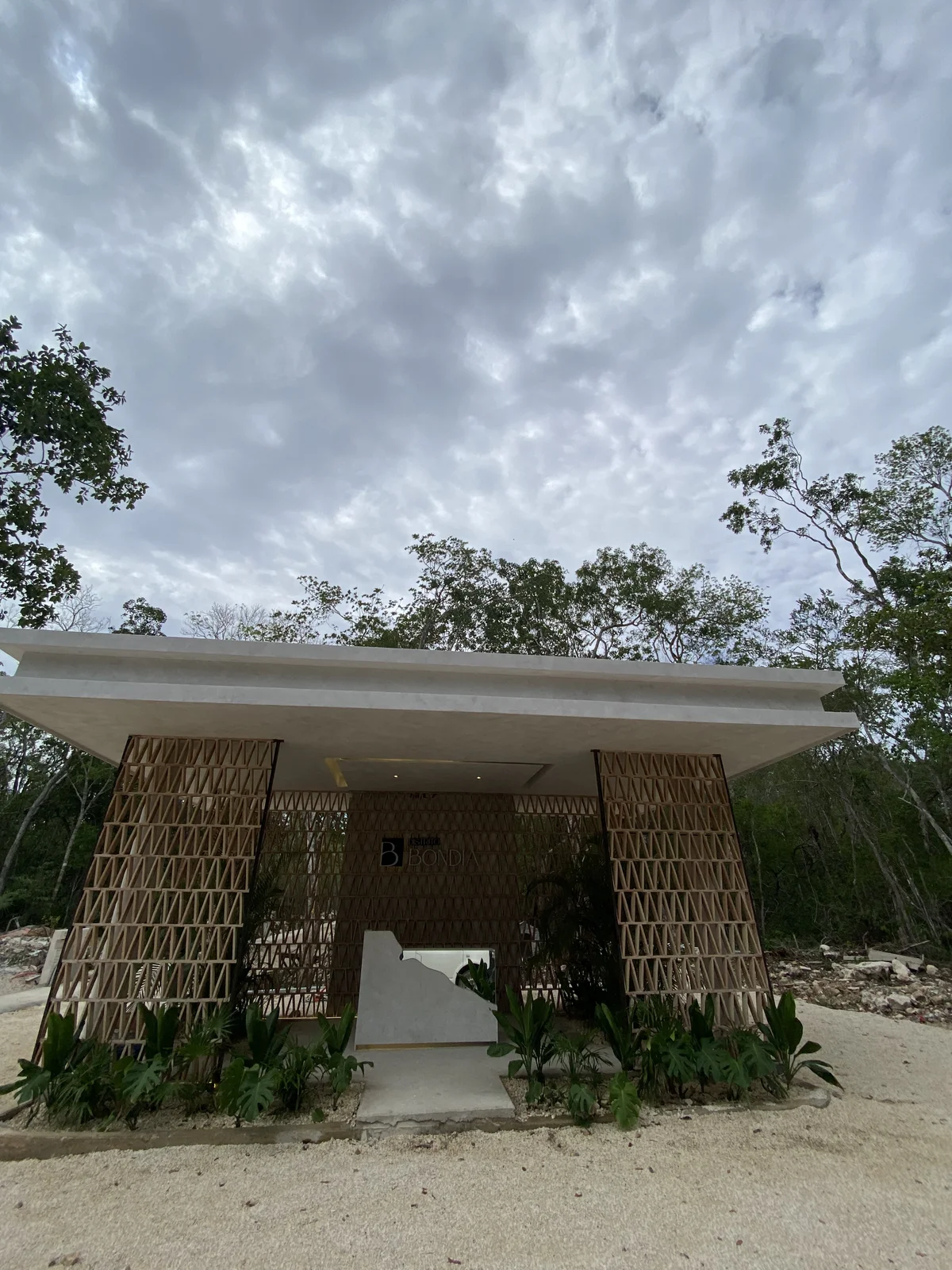 Image of Garden at Distrito Bondia, featuring Modern Architecture, Tropical Design.