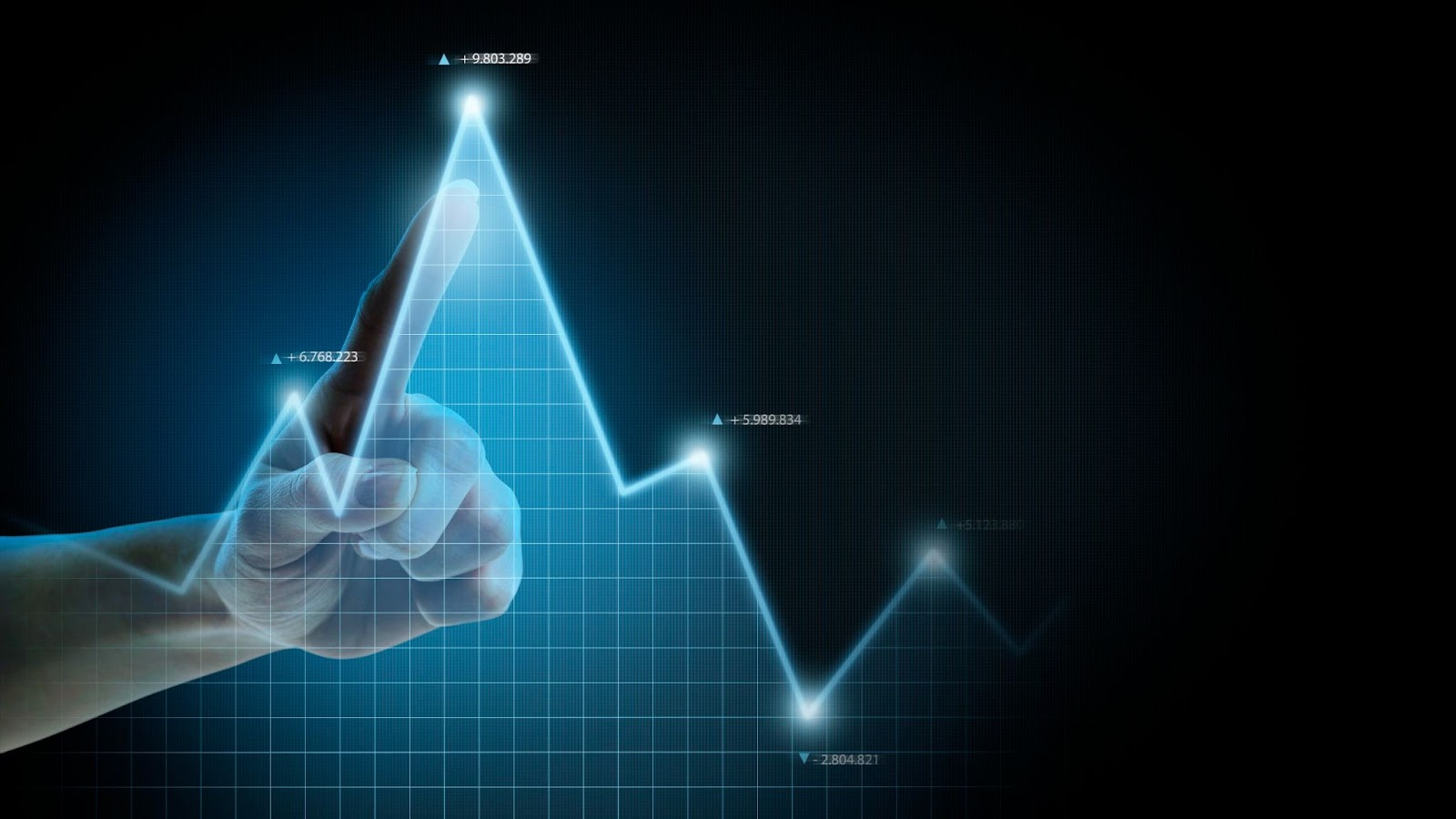 Mano señalando gráfico digital con datos financieros en fondo azul oscuro