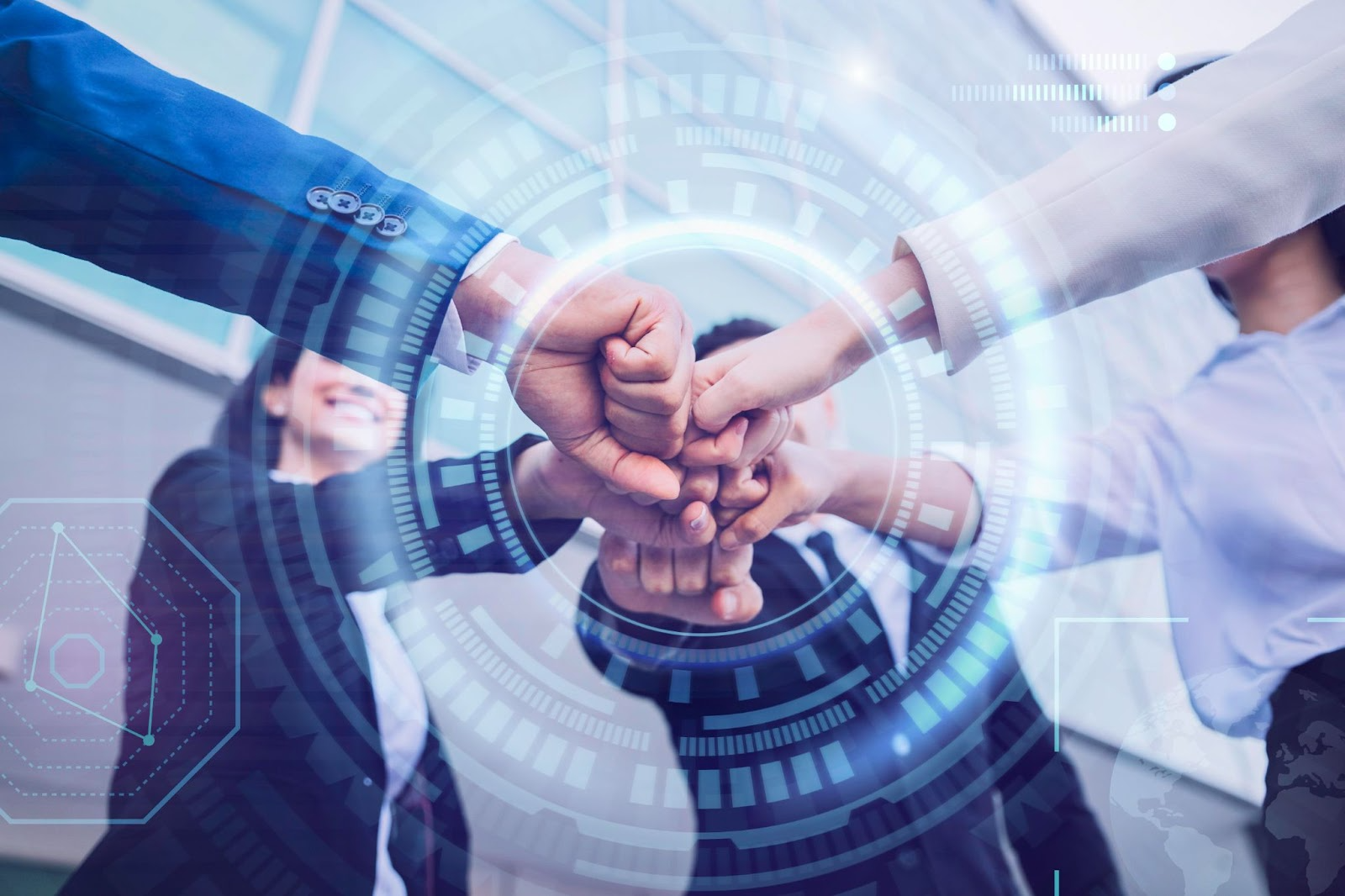 Apretón de manos empresarial con elementos tecnológicos y datos digitales