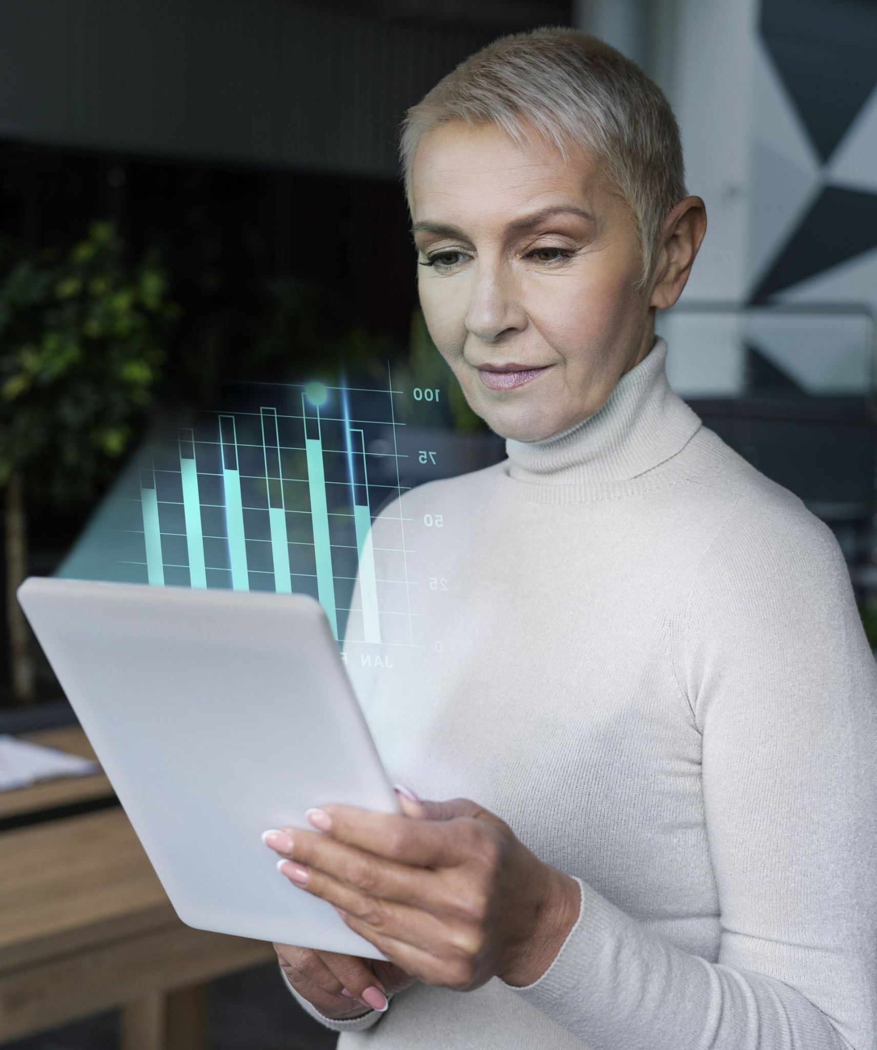 Mujer madura analizando datos financieros en tablet con gráficos holográficos
