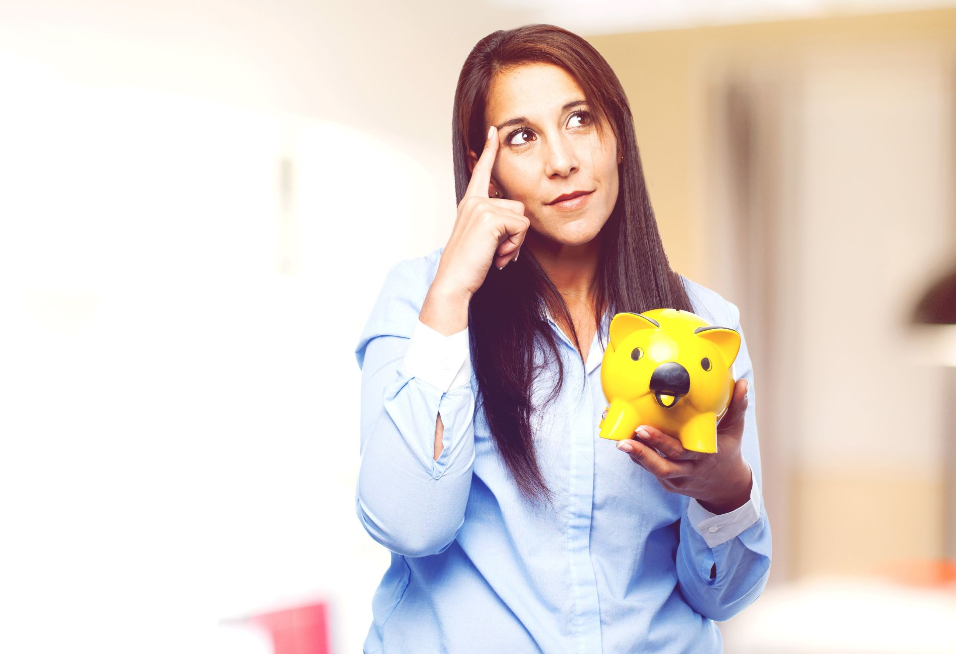 Mujer pensativa sosteniendo alcancía amarilla evaluando finanzas personales