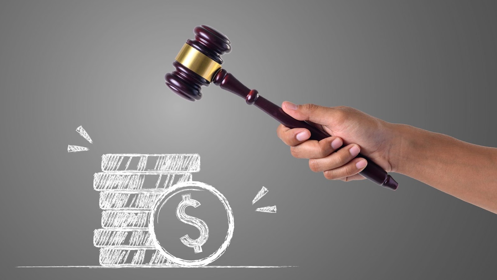 Mano sosteniendo martillo de juez sobre ilustración de pila de monedas con símbolo dólar