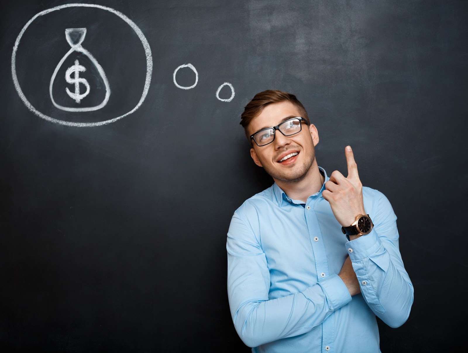 Joven empresario pensando en inversión financiera con símbolo de dinero en pizarra