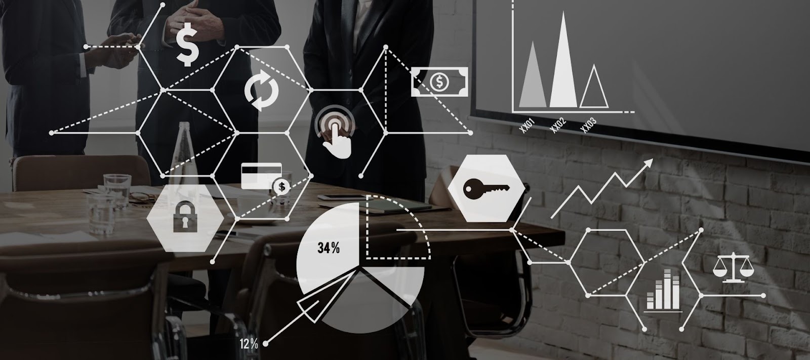 Reunión de negocios analizando estrategias financieras con gráficos digitales y métricas de rendimiento