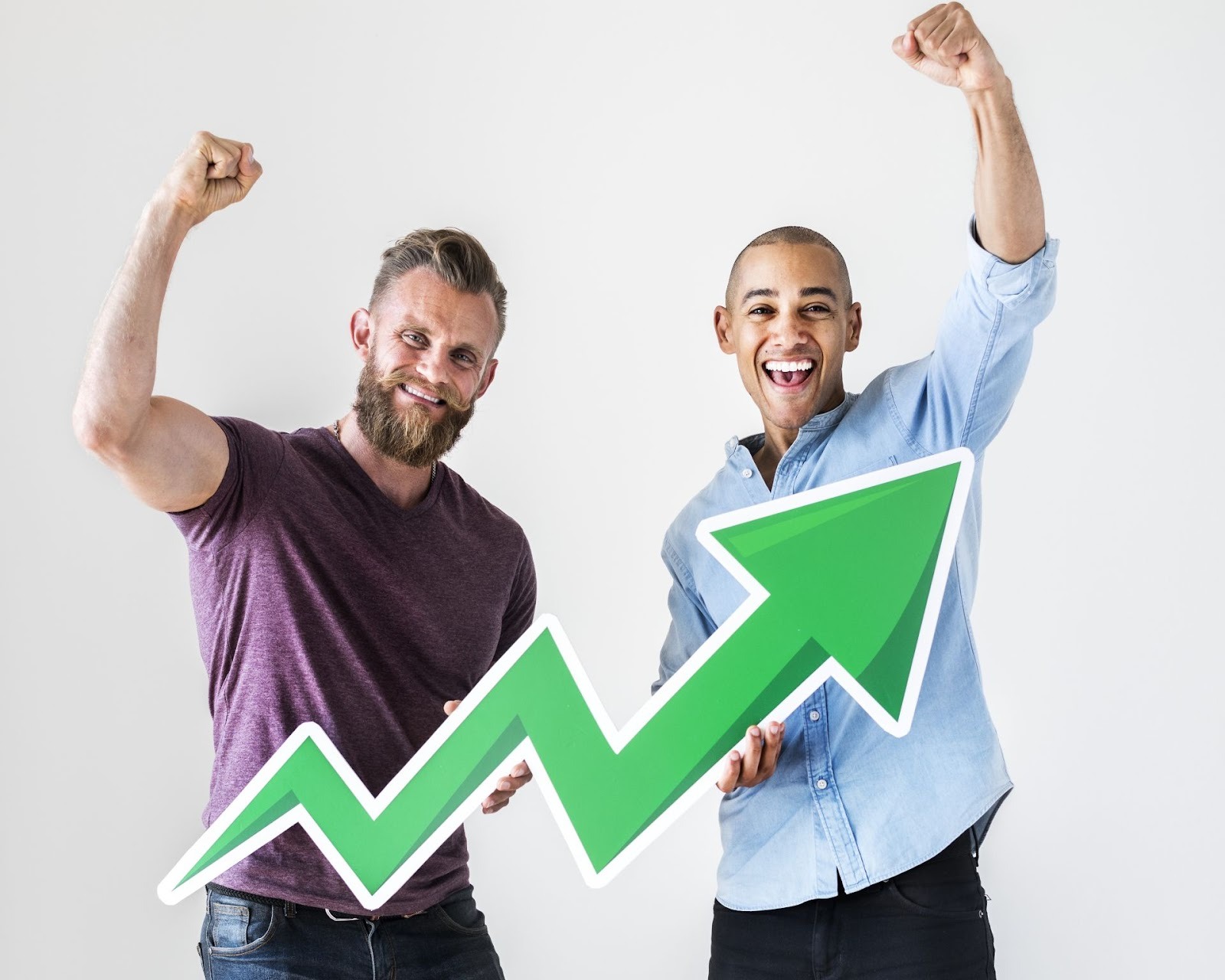 Dos hombres celebrando con flecha verde hacia arriba representando éxito en inversiones