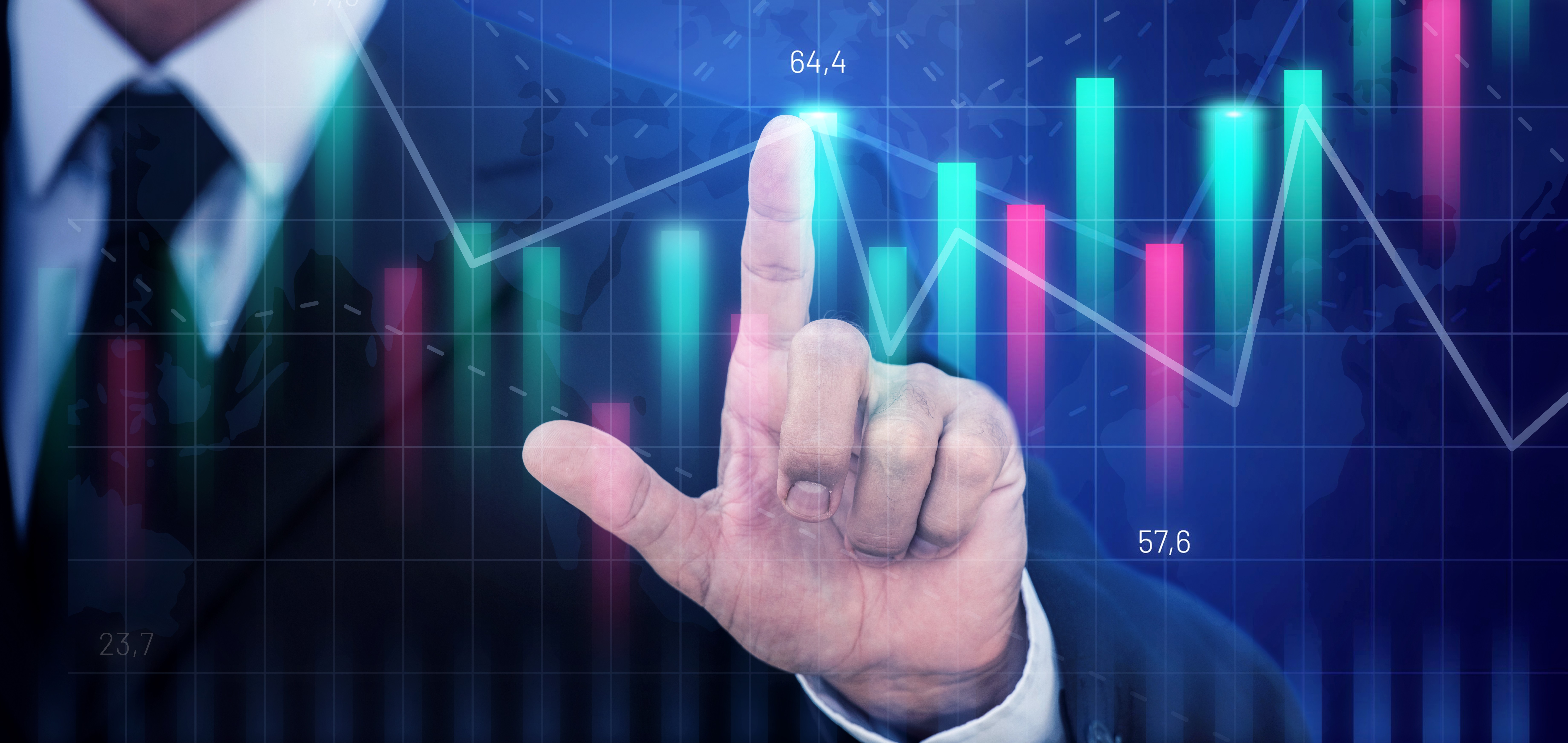 Empresario señalando gráficos interactivos con barras verdes y rosas en pantalla digital financiera