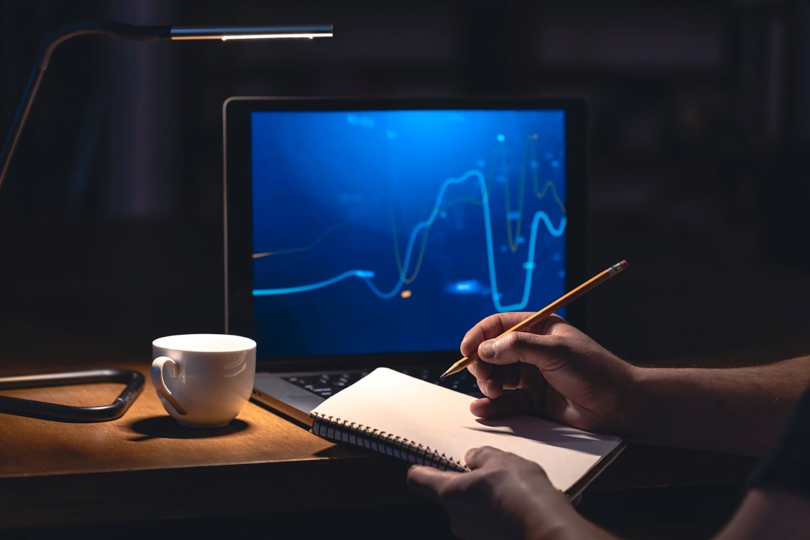 Asesor financiero presentando análisis de datos en tablet a clientes en reunión de negocios profesional