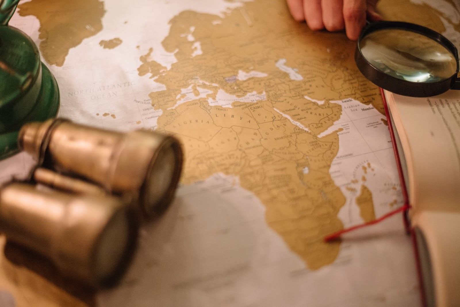 Mapa vintage con lupa telescopio origen histórico de la expresión págate primero a ti mismo