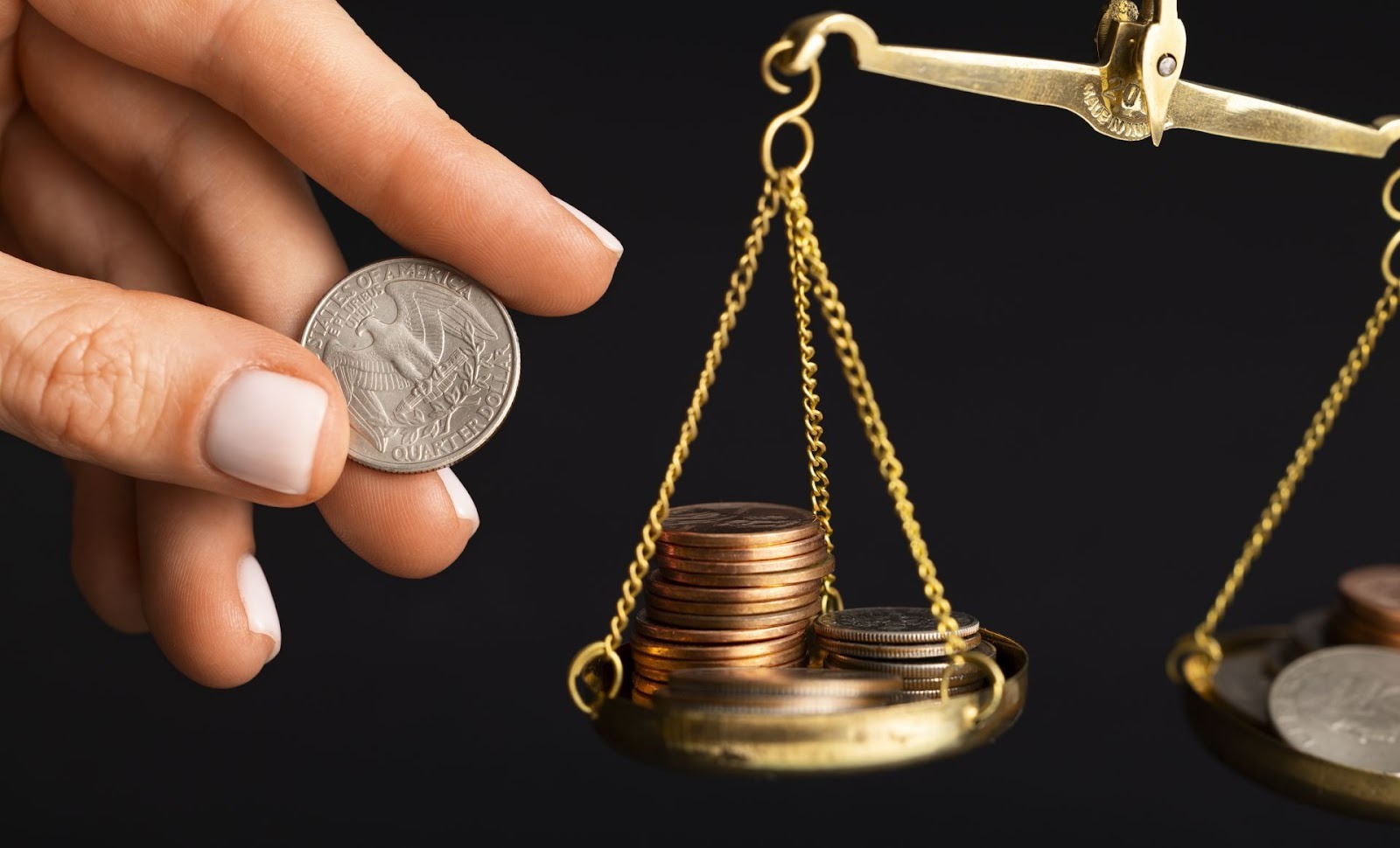 Balanza dorada con monedas representa ahorro vs págate primero a ti mismo