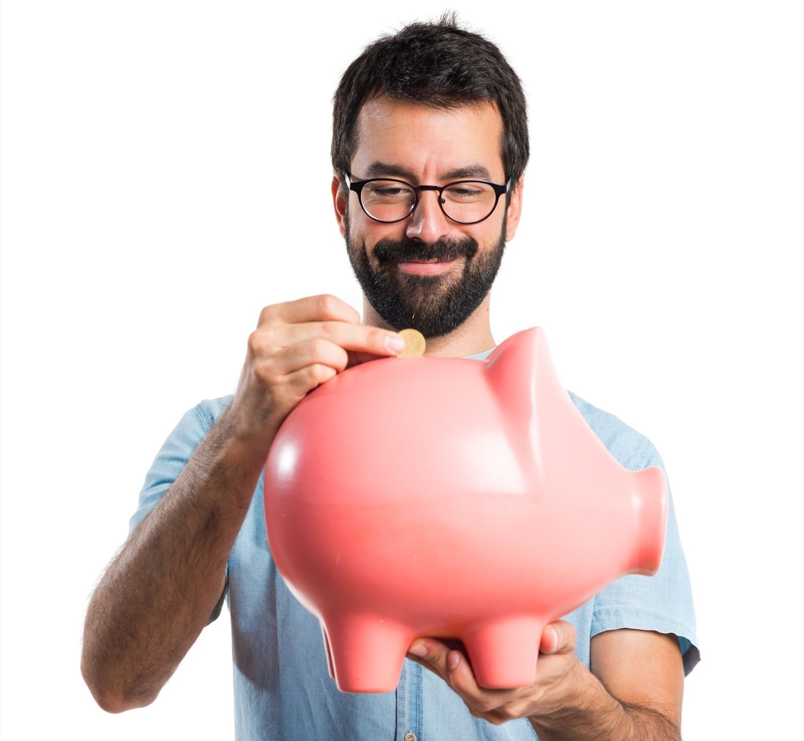 Hombre depositando moneda en alcancía rosa aplicando estrategia págate primero a ti mismo