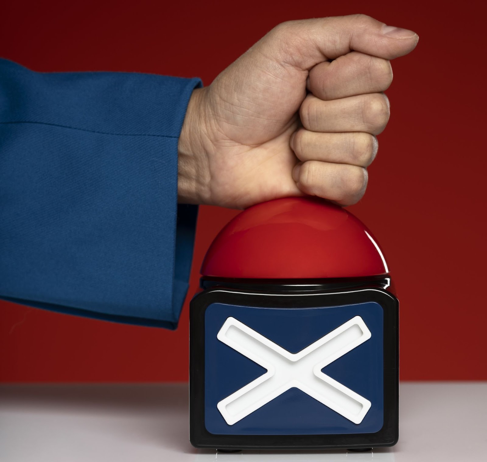 Mano sobre botón de error rojo representando los errores comunes al aplicar págate primero a ti mismo