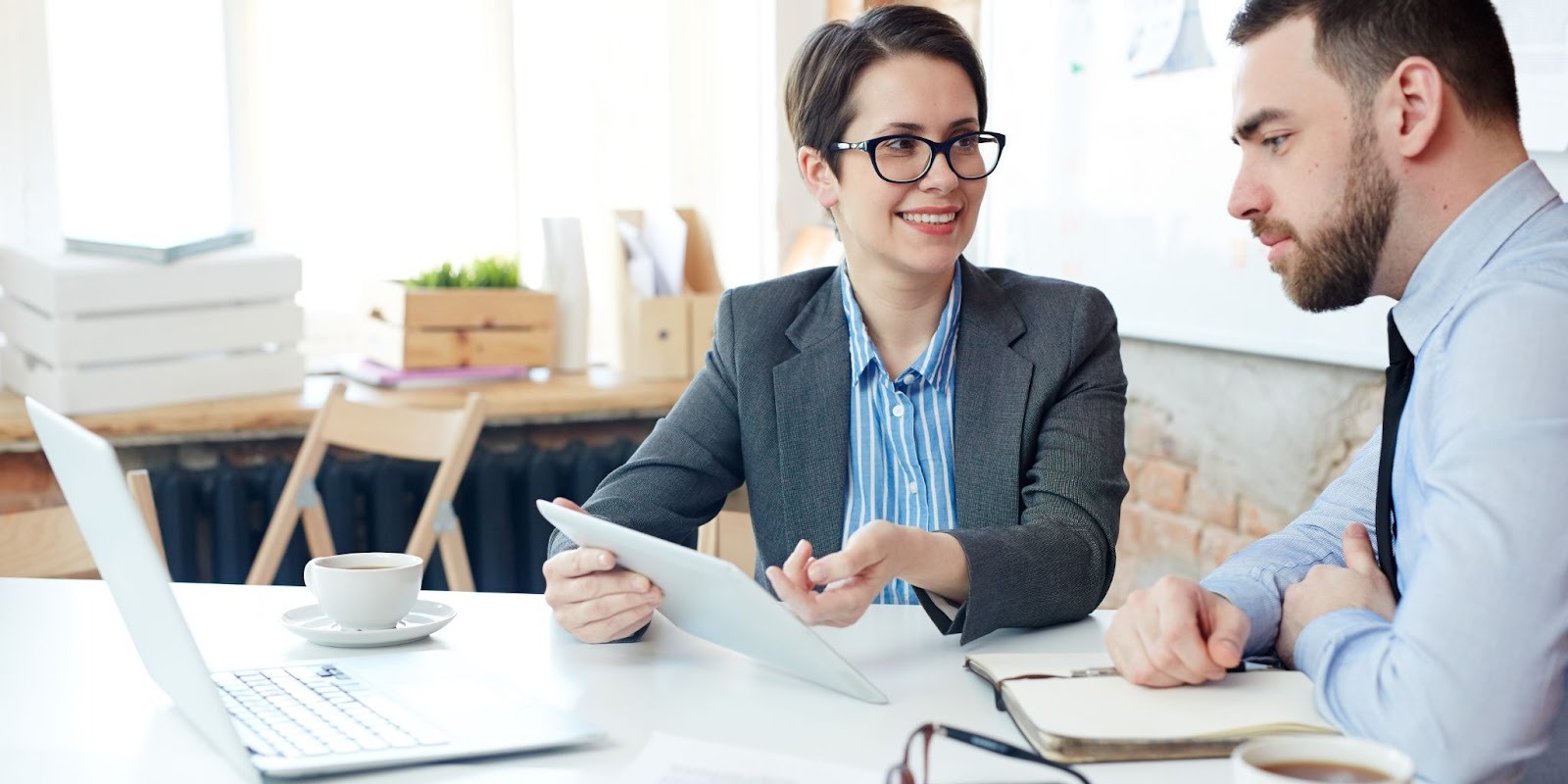 Asesora financiera profesional consultando con cliente sobre estrategias de contribuciones patrimoniales