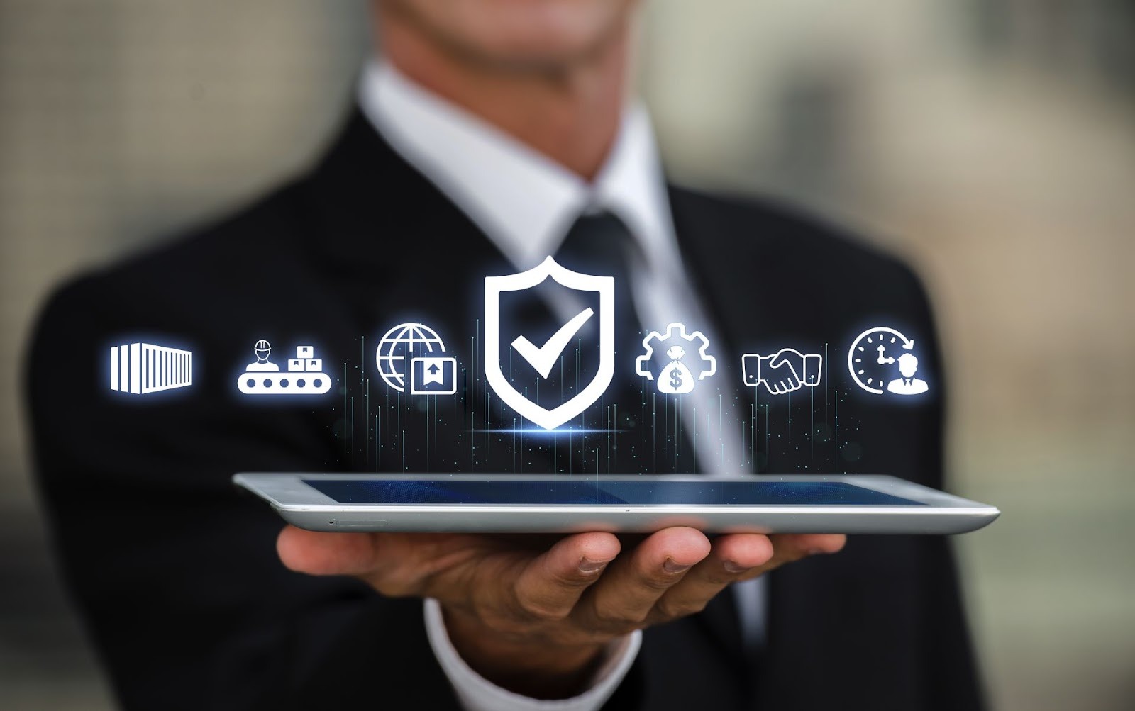 Empresario con tablet mostrando íconos digitales de tipos de seguros más contratados