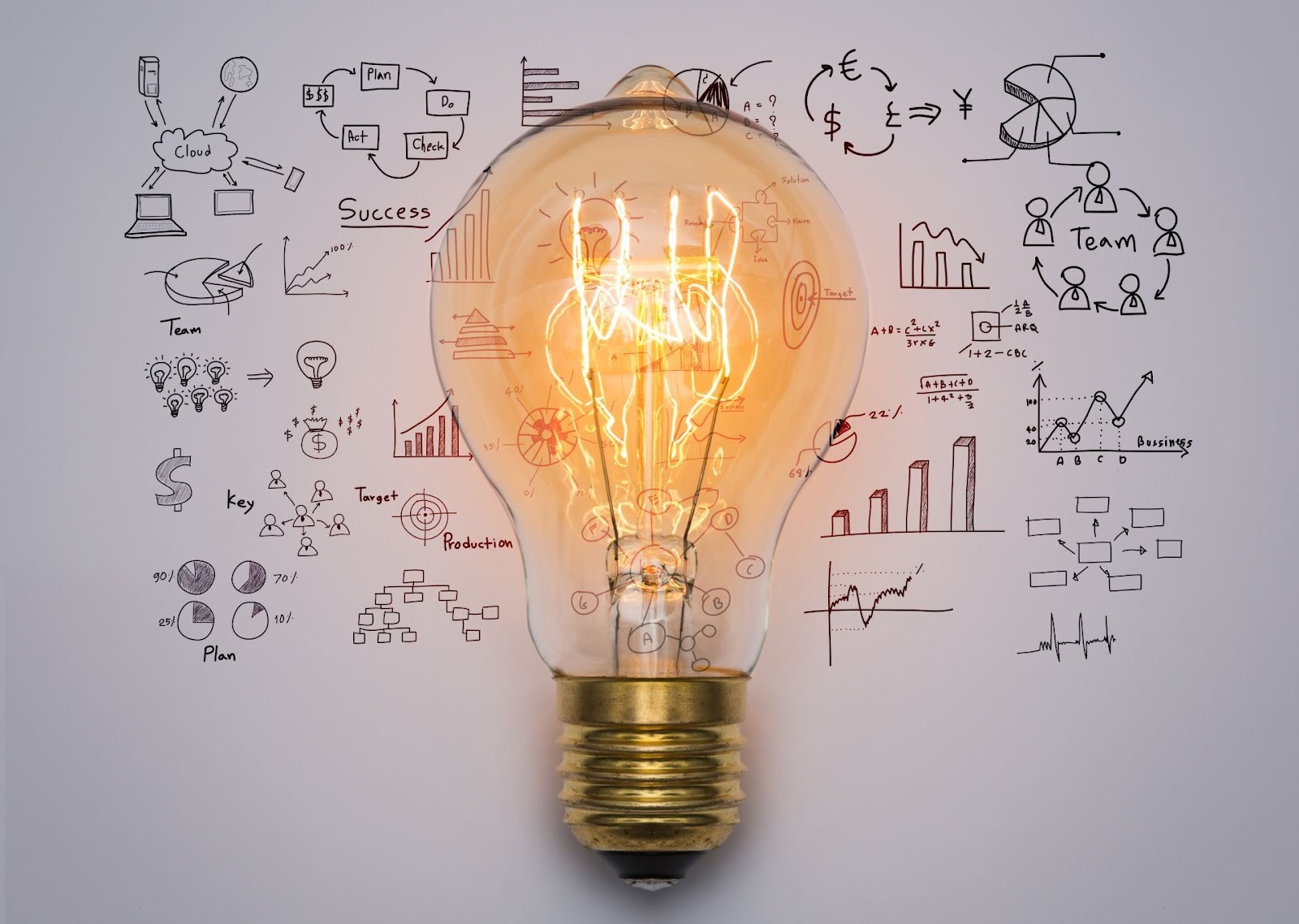 Bombilla iluminada rodeada de diagramas de negocios ilustrando conceptos de proyecto de inversión