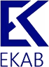 Blått og svart EKAB-logo med tykk, vinklet design.