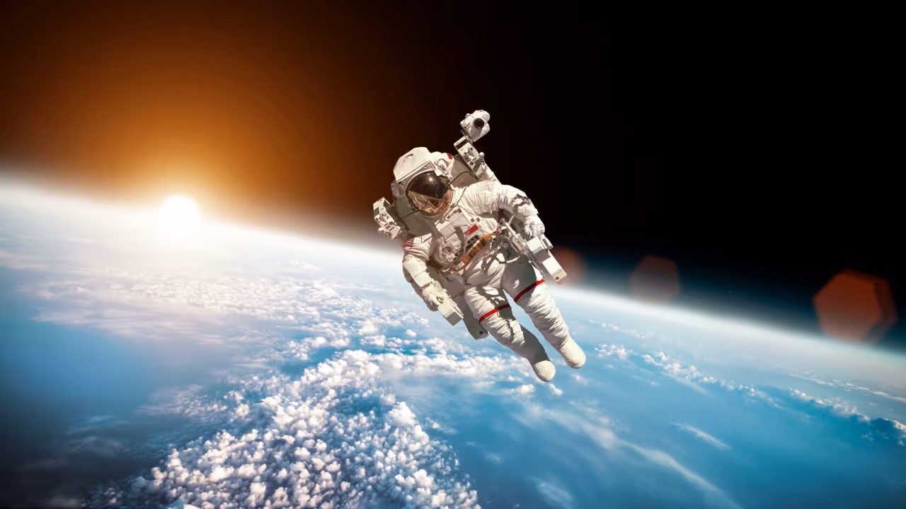 Astronaut in de ruimte tegen de achtergrond van de planeet aarde