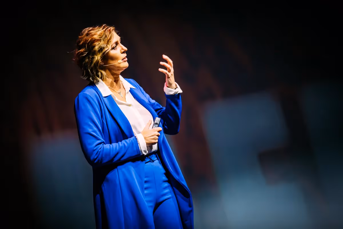 Jitske Kramer, corporate antropoloog, ondernemer en bestsellerauteur staat op een podium te presenteren