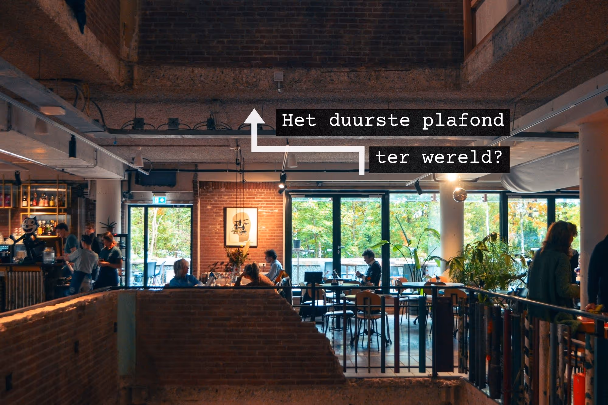 Het restaurant van De Groene Afslag met het plafond van geld