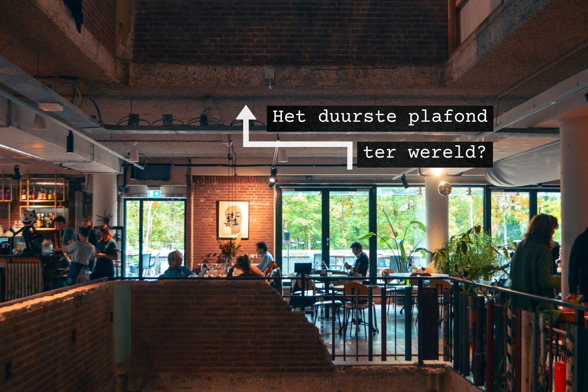 Het restaurant van De Groene Afslag met het plafond van geld