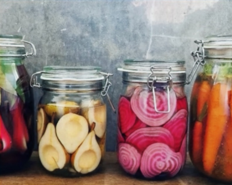 Gefermenteerde peer, biet en wortel in potten naast elkaar.