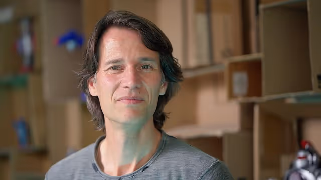 Portret van Merlijn Twaalfhoven, componist en gastdocent bij De Groene Afslag School.