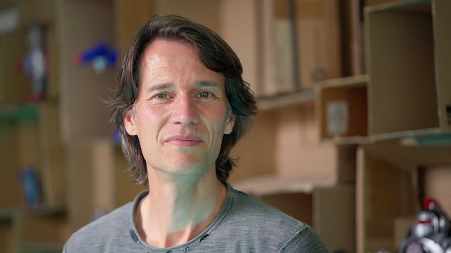 Portret van Merlijn Twaalfhoven, componist en gastdocent bij De Groene Afslag School.