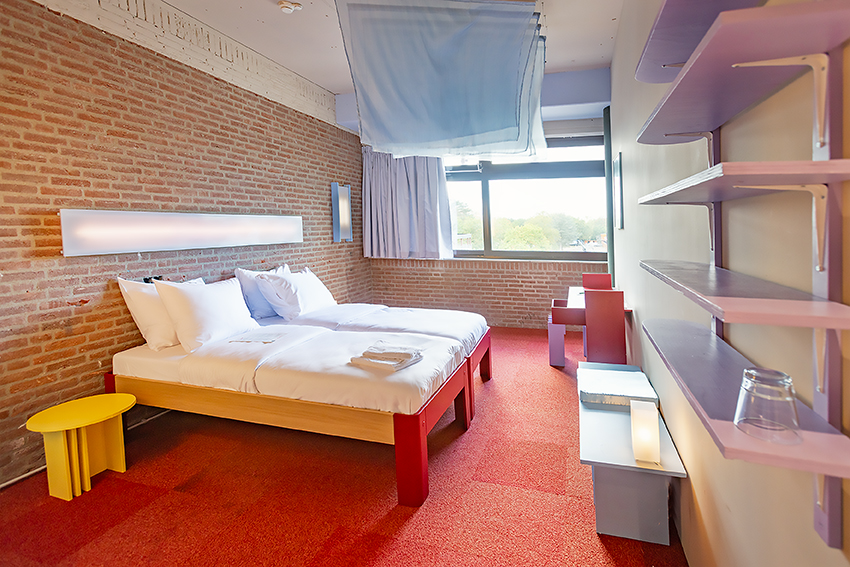 Detail van witte, gelaagde vitrage gordijnen in de nog in aanbouw zijnde hotelkamer "Tussen Ritme en Flora" bij hotel De Groene Afslag.