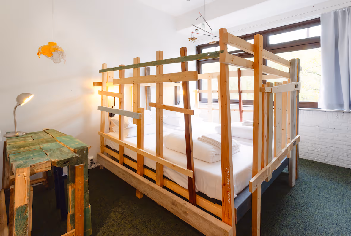 Kunstzinnige hotelkamer "Back to Mamma" in het hotel van De Groene Afslag, ontworpen door Dirk Duif.